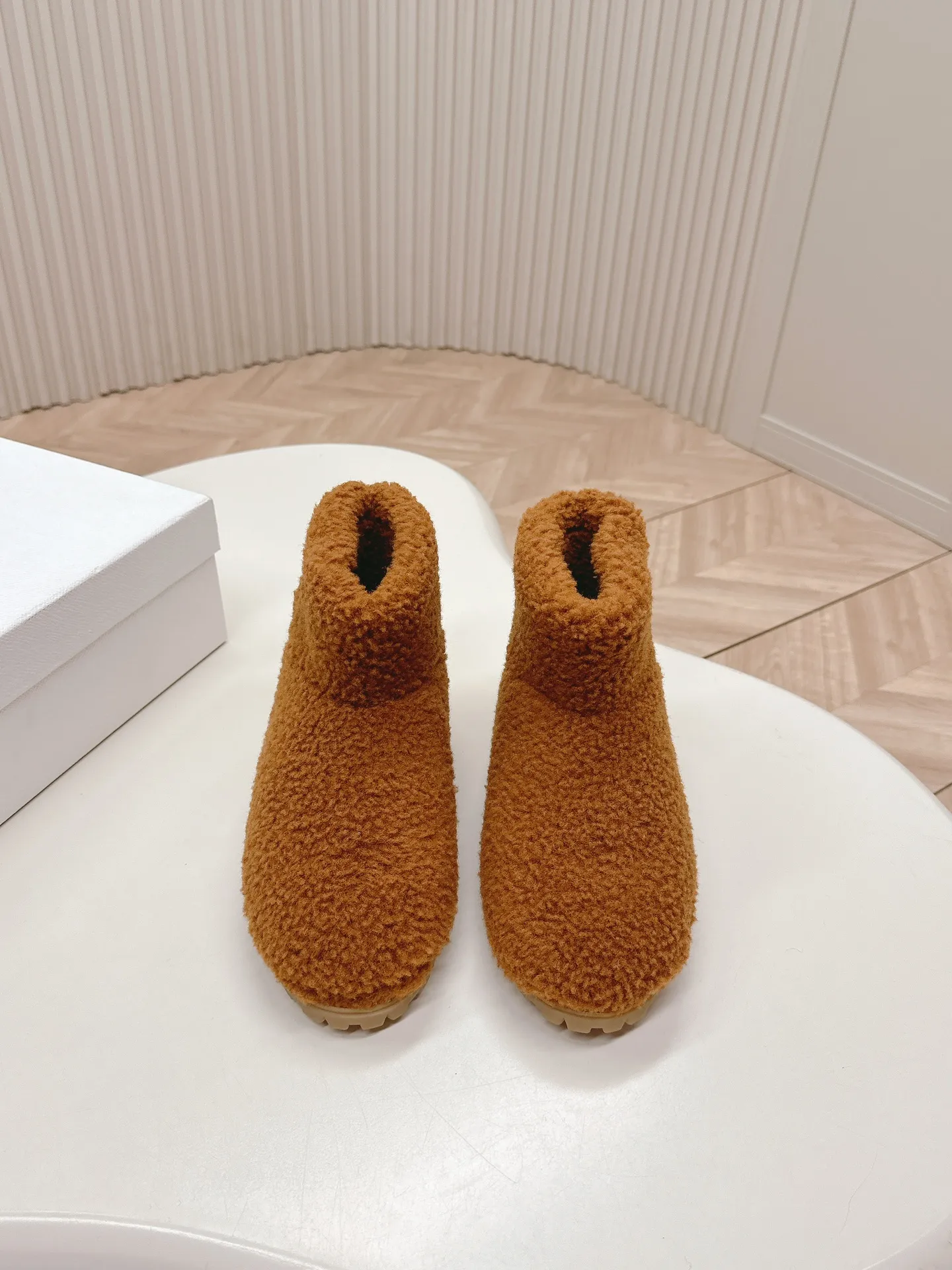 👟👟Ex-factory price 560👟👟 Prada prada24 autumn and winter furry short boots snow boots． The classic triangle buckle is comfortable, cute, cute, fashionable, elegant and versatile. The wool is comfortable and soft, awakening the warmth of autumn and winter. Let you walk comfortably from morning to night. You can easily manage the changing seasons. Wool, original outsole! 35-40 yards